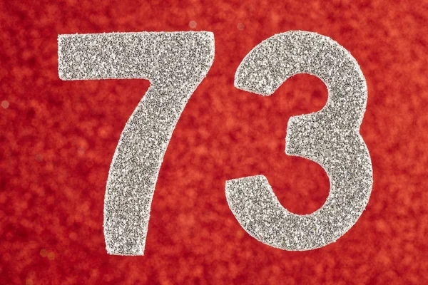 Numero 73 colore argento su uno sfondo rosso. Anniver — Foto Stock