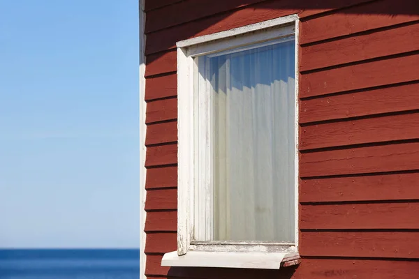 Fachada de cabine de madeira vermelha na ilha de Hailuoto. Costa da Finlândia — Fotografia de Stock