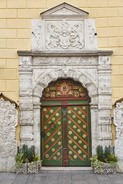 Yeşil eski moda ahşap kapı taş cephe. Tallinn — Stok fotoğraf