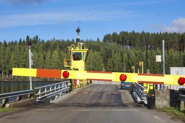 Feribot servisi Finlandiya'da araçlar için. Adalar arasında taşıma