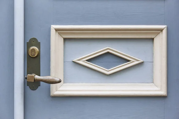 Klassische Türklinke an einer alten blauen Holztür. Dekoration — Stockfoto