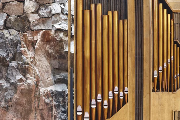 Organ pipe detalj på Helsingfors rock kyrkan. Tempelplatsens — Stockfoto