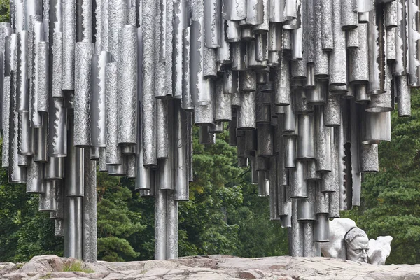 Helsinki ciudad turismo punto culminante. Monumento a Sibelius. Pipa metálica — Foto de Stock