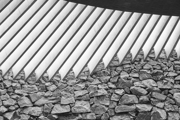 Beton offenes Dach und rohe Steinmauer. Architekturbau — Stockfoto