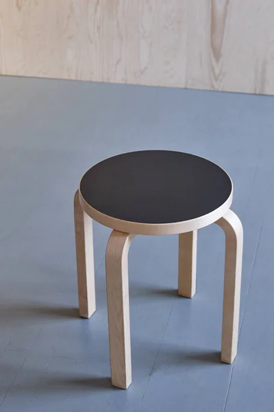 Dřevěná stolička na prázdné místnosti. Domácí detail interiéru — Stock fotografie