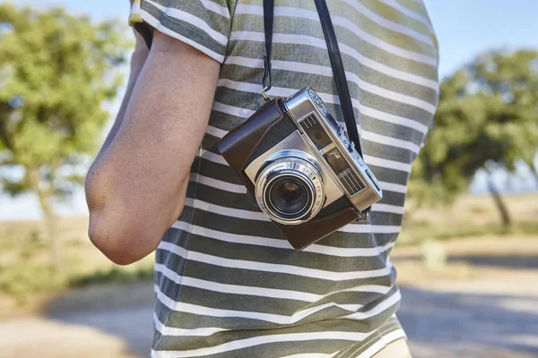 Reisende mit Oldtimer-Kamera auf dem Land. Reisehintergrund — Stockfoto