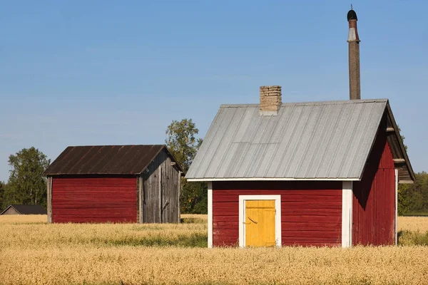 Traditionele Finse rode houten boerderijen op het platteland. — Stockfoto