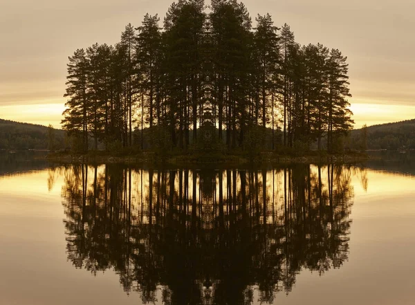 Finlandiya peyzaj göl ve orman ile gün batımında — Stok fotoğraf