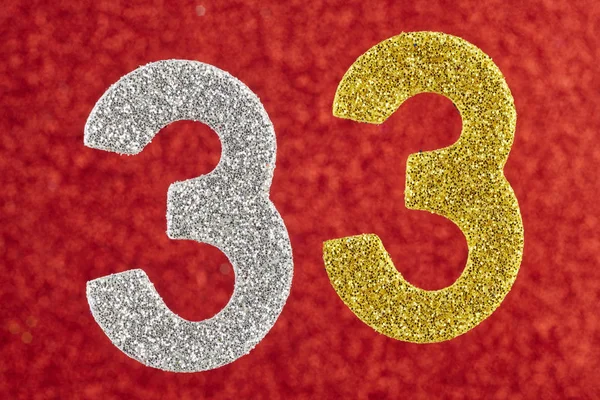 Αριθμός τριάντα τρία κίτρινο χρώμα ασημί πάνω σε κόκκινο φόντο. — Φωτογραφία Αρχείου