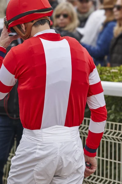 Detalle de jockey después de la carrera. Fondo del hipódromo. Caballo de carreras . —  Fotos de Stock