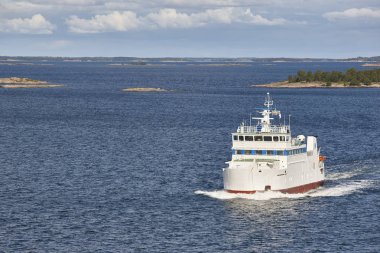 Cruise gemi Baltık Denizi. Aland adası kıyı şeridi. Finlandiya