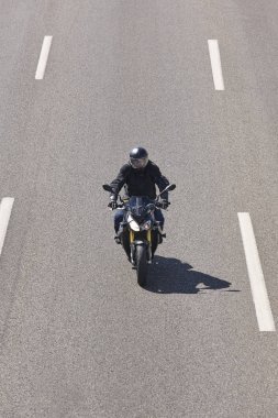 Motosiklet binici yolda. Seyahat ve eğlence arka plan