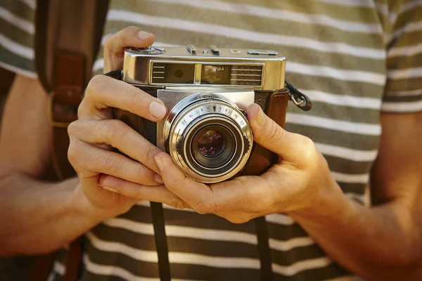Backpacker with vintage camera in the countryside. Travel backgr — Stock Photo, Image