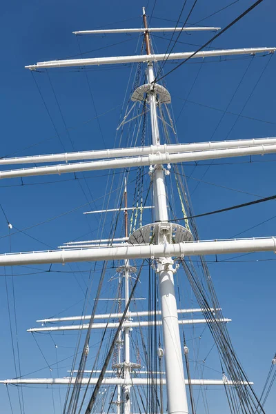 Los mástiles blancos del yatch sobre un cielo azul. Fondo náutico —  Fotos de Stock