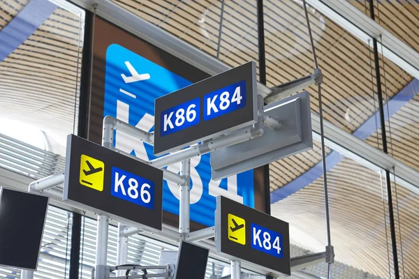 Airport information sign post. Departure gates. Travel backgroun — Stock Photo, Image