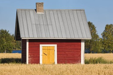 Geleneksel Fin kırmızı ahşap çiftlik kırsal kesimde