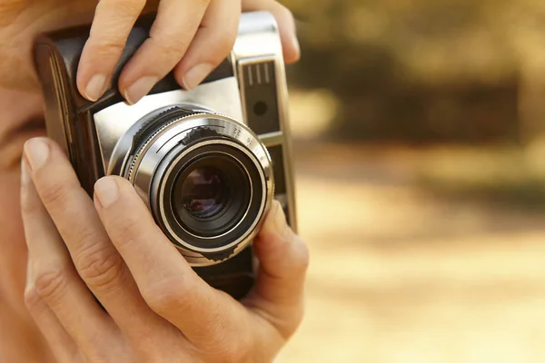 Woman taking pictures with vintage camera. Travel — Stock Photo, Image