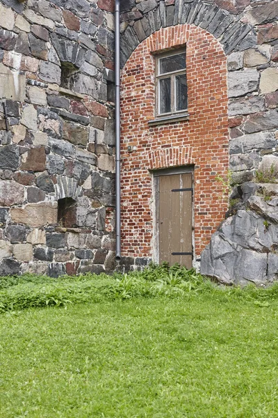 Fachada de fábrica antigua hecha con ladrillos, piedras. Suomelinna, aleta — Foto de Stock
