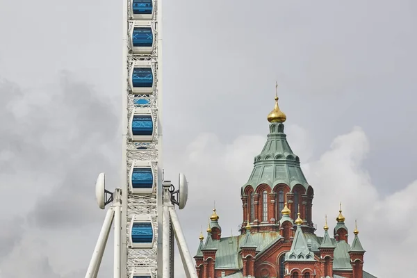 Центр Хельсинки на горизонте. Большой колесо и Успенский собор — стоковое фото