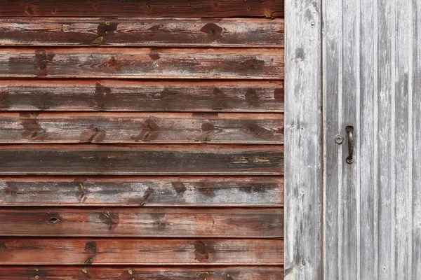 Paslı kırmızı ahşap ev cephe detay. Kapalı kapı — Stok fotoğraf