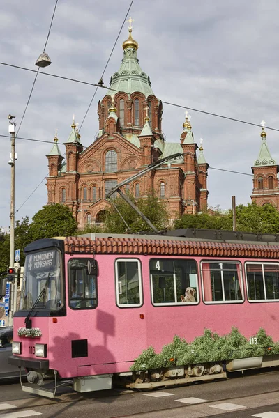 Православная церковь Успенского и трамвай. Хелли, Финляндия — стоковое фото