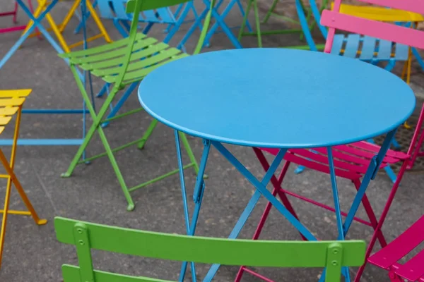 Colorida mesa metálica y sillas. Muebles de café. Exterior —  Fotos de Stock