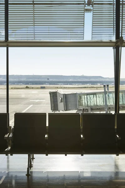 Runaway luchthavenareaal met vinger. Vertrek. Vervoer door de lucht. — Stockfoto