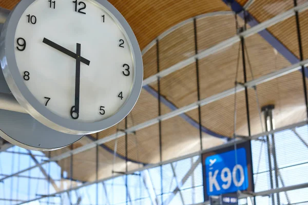 Indoor aeroporto informazioni orologio. Cancelli di partenza. Indietro di viaggio — Foto Stock