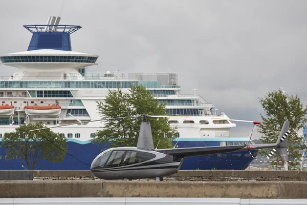 Tallinn cruise haven met schip en helikopter. Reizen-Estland — Stockfoto