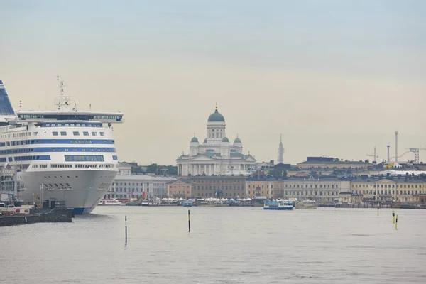 Porto di Helsinki, centro città e cattedrale luterana. Finl di viaggio — Foto Stock