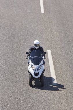 Motosiklet binici yolda. Seyahat ve eğlence arka plan. 