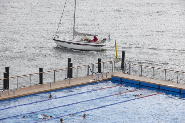 Open swimming pool. Baltic sea and yacht. Helsinki harbor — Stock Photo, Image