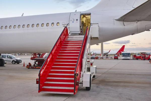 Aeropuerto fugitivo con avión y escalera. Fondo de viaje . — Foto de Stock