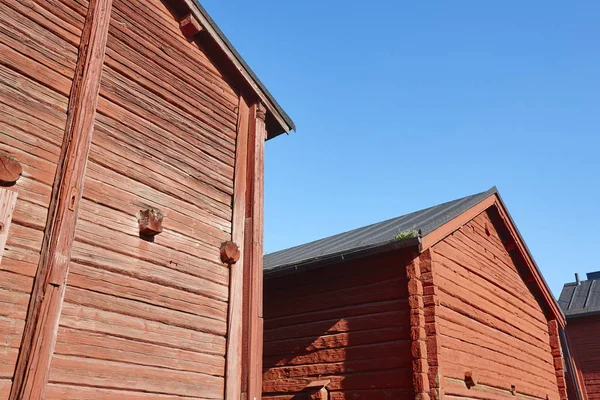 Case di legno rosso nel centro di Oulu. Finlandia destinazione — Foto Stock