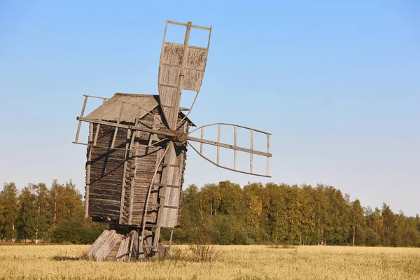 Antico mulino a vento tradizionale in legno immerso nel verde. Finlandia — Foto Stock