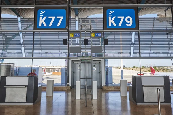 Departure information signal at airport terminal. Travel backgro — Stock Photo, Image