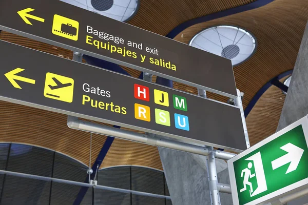 机场航班抵达门西班牙语信息显示 — 图库照片