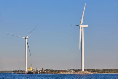 Baltık Denizi'daki yel değirmenleri. Yenilenebilir temiz ve yeşil enerji.