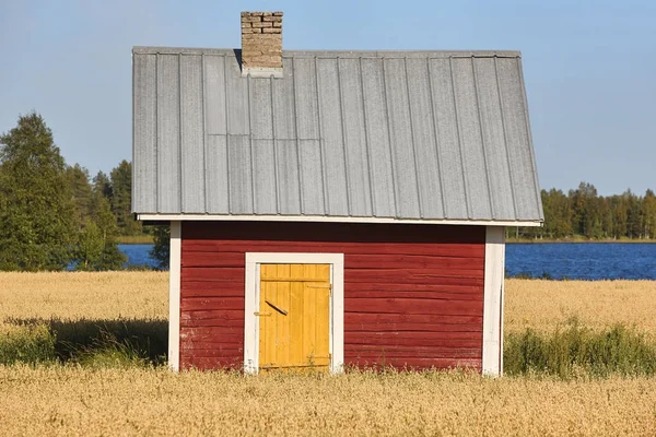 Finlandés tradicional granja de madera roja en el campo . — Foto de Stock