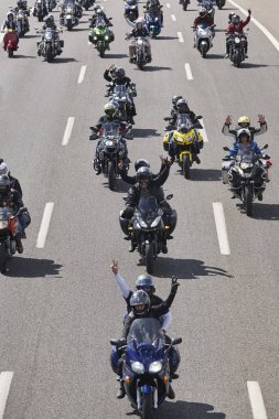 Motosiklet binici yolda. Ulaşım arka plan. 