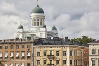Helsinki şehir merkezi manzarası ile Tuomiokirkko Katedrali. Seyahat