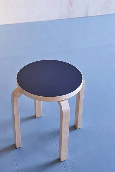 Dřevěná stolička na prázdné místnosti. Modrá podlaha — Stock fotografie