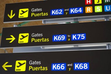 Havaalanı işareti post bilgi. Çıkış kapıları. Seyahat adam