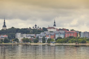 Tallinn eski kasaba cityscape panoramik görünümü. Turizm Simgesel Yapı