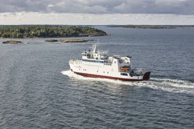 Cruise gemi Baltık Denizi. Aland adası kıyı şeridi. Finlandiya