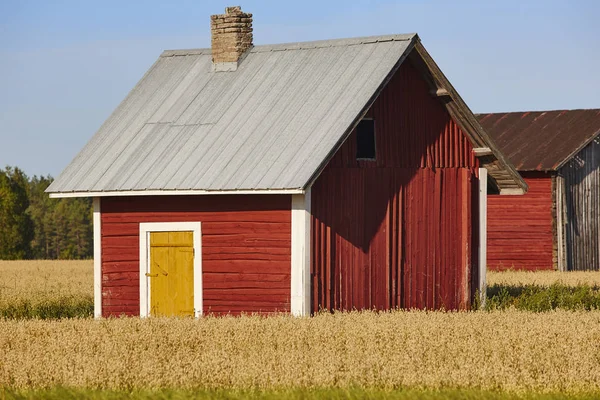 Традиционная финская красная деревянная ферма в сельской местности — стоковое фото