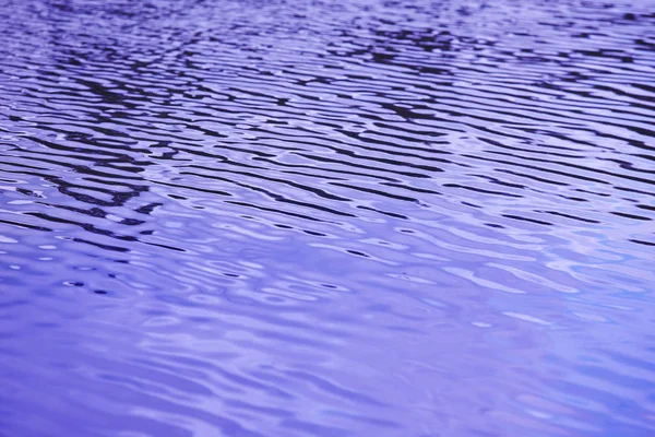Vatten eftertanke på en sjö. Ultra violet. Natur bakgrund — Stockfoto