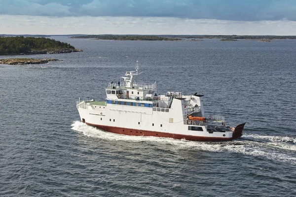 Kryssning fartyg på Östersjön. Åland island kustlinje. Finland — Stockfoto
