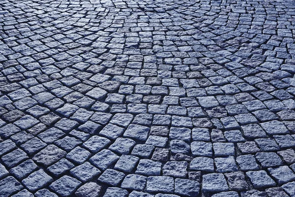 Уличная тротуарная плитка синего тона. Античный городской тротуар . — стоковое фото
