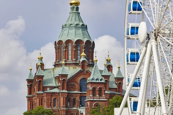 Центр Хельсинки на горизонте. Большой колесо и Успенский собор — стоковое фото